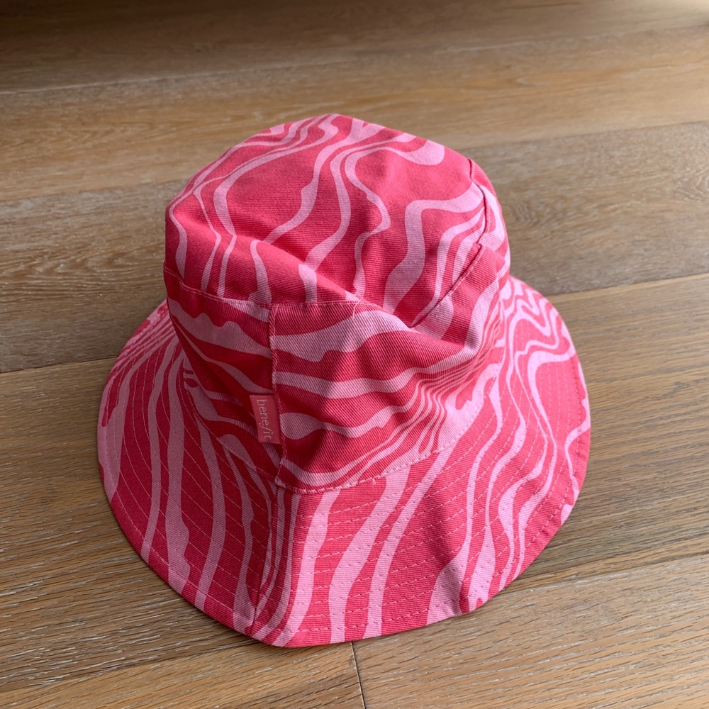 Benefit reversible bucket hat